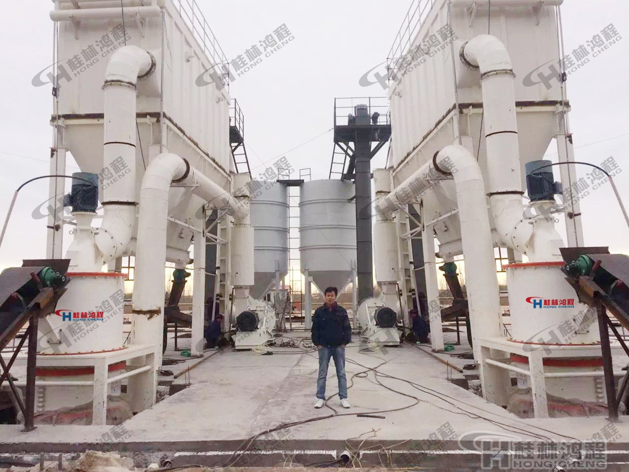 300目石粉磨粉生產線雷蒙磨型號400目~2500目磨粉機設備:HCH超細環(huán)輥磨粉機 300目石粉磨粉生產線雷蒙磨型號400目~2500目磨粉機設備:HCH超細環(huán)輥磨粉機