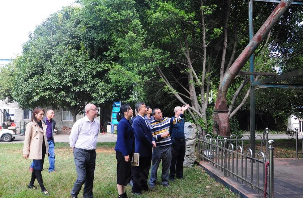 廣西塑料行業(yè)協(xié)會(huì)一行人與公司高層共同觀摩桂林鴻程首臺磨粉機(jī)