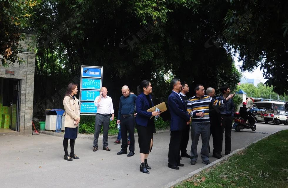 廣西塑料行業(yè)協(xié)會(huì)一行人與公司高層共同觀摩桂林鴻程首臺磨粉機(jī)