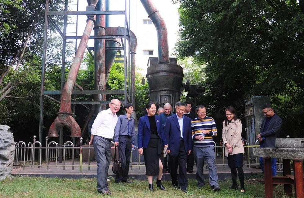 廣西塑料行業(yè)協(xié)會(huì)一行人與公司高層共同觀摩桂林鴻程首臺磨粉機(jī)