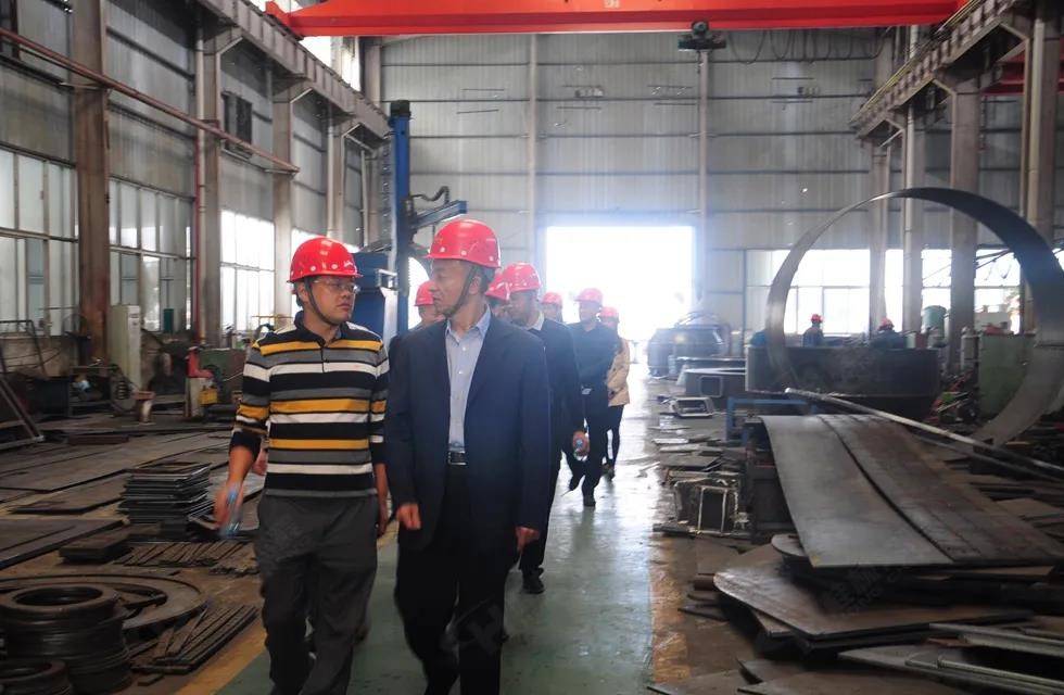 廣西塑料行業(yè)協(xié)會(huì)一行人與公司高層共同觀摩桂林鴻程首臺磨粉機(jī)